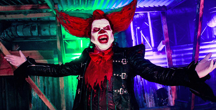 Bezorgde moeder vindt Walibi's halloweenmascotte Eddie de Clown te eng