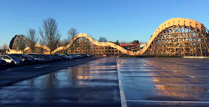 Plopsaland verstopt houten achtbaan achter enorme schutting
