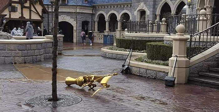 Torenspits van kasteel Disneyland Paris valt naar beneden