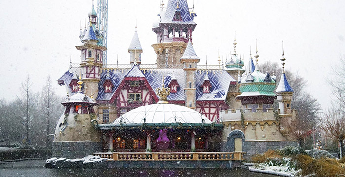 Plopsaland deelt winterse plaatjes van attracties in de sneeuw