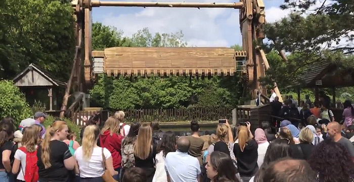 Video: Walibi-bezoekers ondersteboven vast in attractie
