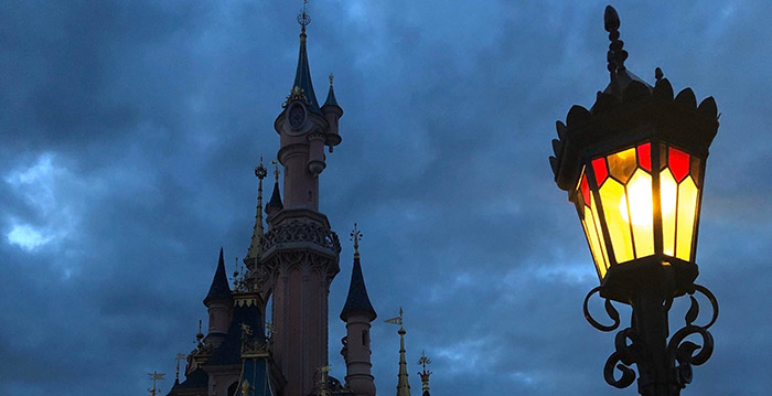 Disneyland Paris twee dagen eerder dicht dan verwacht: Disney-parken sluiten per direct