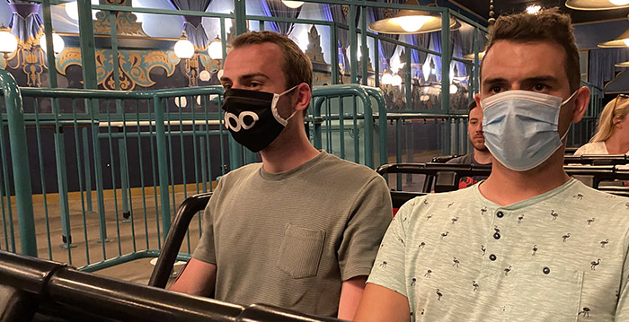 Efteling wijzigt beleid: mondkapjes nu wel toegestaan in achtbanen
