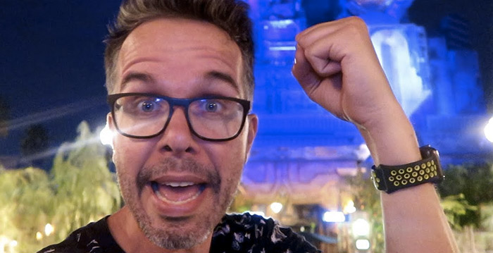 3FM-dj Michiel Veenstra kraakt Efteling-attracties af