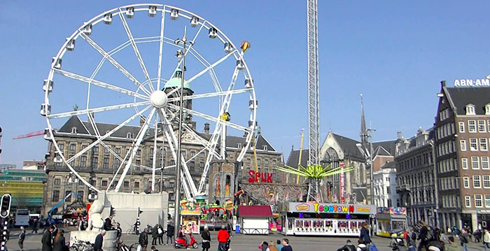 Kermis op Dam in Amsterdam op losse schroeven