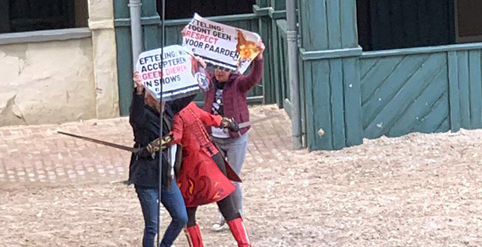 Video: Efteling-show Raveleijn stilgelegd na protest van dierenactivisten