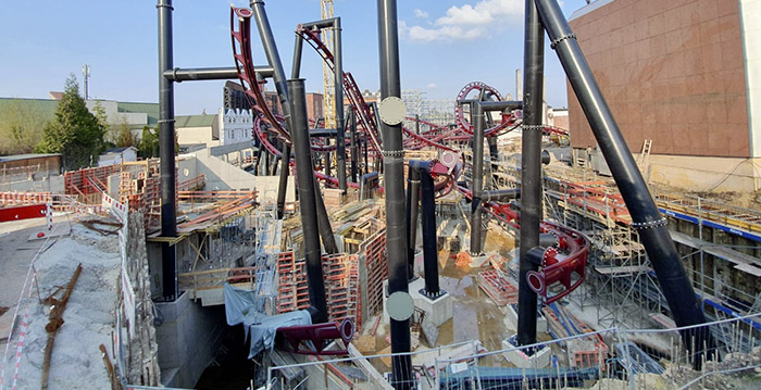 Indrukwekkende bouwfoto's van nieuwe flying coaster Phantasialand