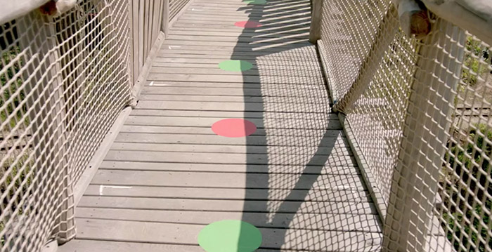 Groene en rode bollen moeten zorgen voor genoeg afstand in Plopsaland