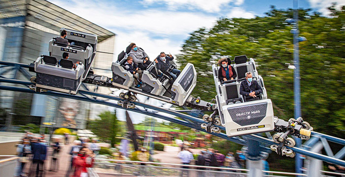 Französischer Vergnügungspark eröffnet sich drehende Achterbahn mit Start und Spezialeffekten