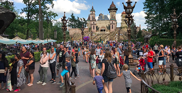 Megadrukte in de Efteling door mooi weer