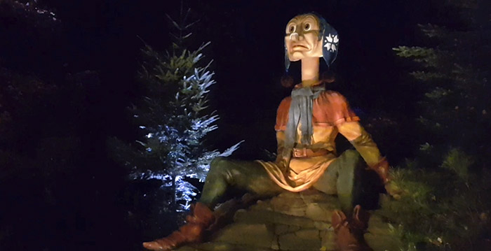Senioren breien nieuwe muts voor Efteling-bewoner Langnek