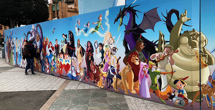 Bijzonder Disney-kunstwerk op schutting in Disneyland Paris