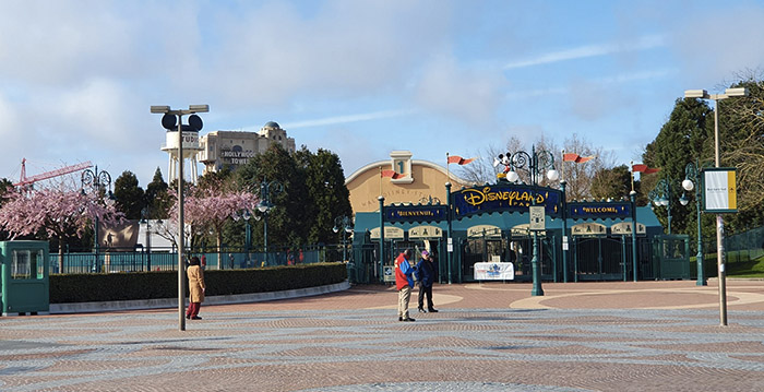 Disneyland Paris wordt spookstad: ook Disney Village en hotels dicht