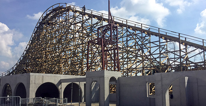 Bouw van nieuwe houten achtbaan Plopsaland gaat laatste fase in