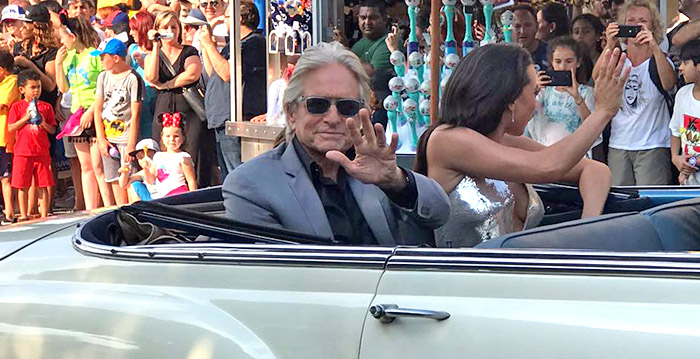 Foto's: parade met filmsterren in Disneyland Paris