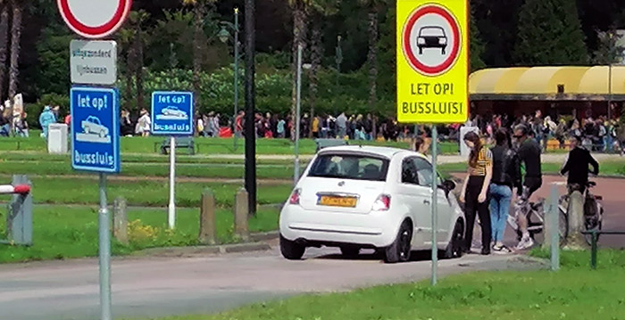 Automobilist ziet Walibi-bussluis over het hoofd ondanks vier borden