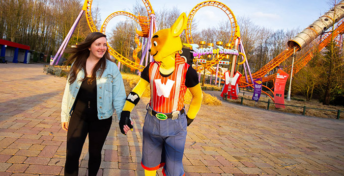 Bijzondere verrassing in Walibi Holland: superfan mag oude mascotte nog één keer zien