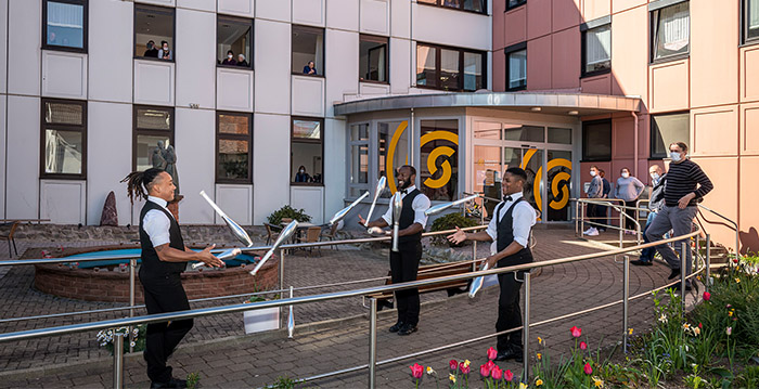 Artiesten Europa-Park vermaken senioren nu pretpark gesloten is