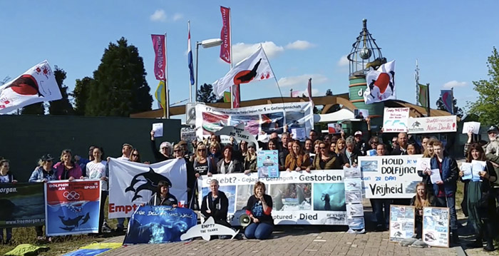 Tientallen demonstranten voor ingang Dolfinarium Harderwijk