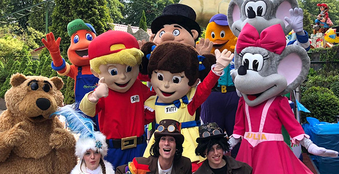 Mascottes van vijf verschillende pretparken ontmoeten elkaar