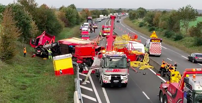 Kermisachtbaan beschadigd door ongeluk op de snelweg