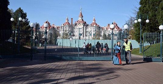 Akelige stilte in sprookjeswereld: zo ligt Disneyland Paris er nu bij