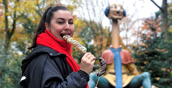 Eindelijk ook in de Efteling: fruit ondergedompeld in chocolade