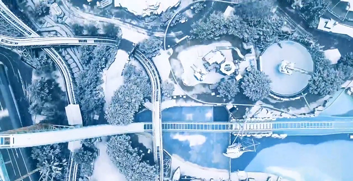 Video: dikke laag sneeuw in gesloten Europa-Park