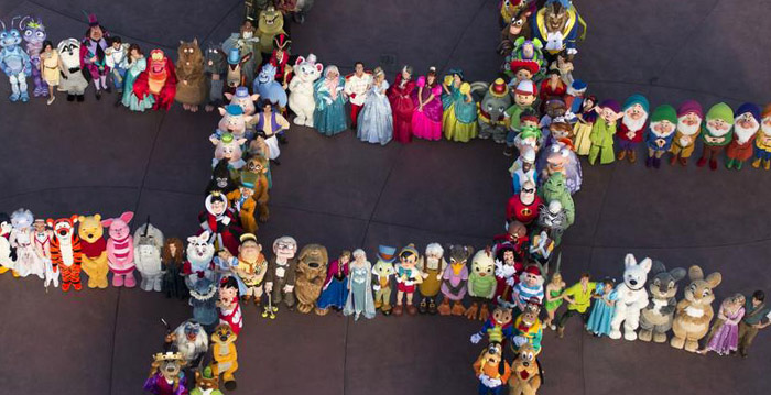 Disneyland Paris organiseert nachtelijk themafeest met honderd Disney-figuren
