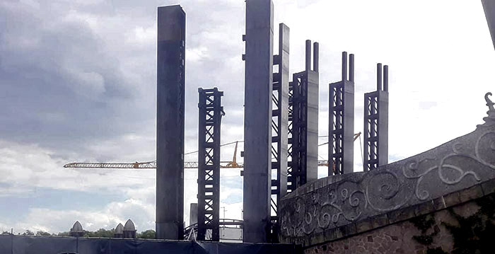 Enorme pilaren op bouwplaats van flying coaster in Phantasialand