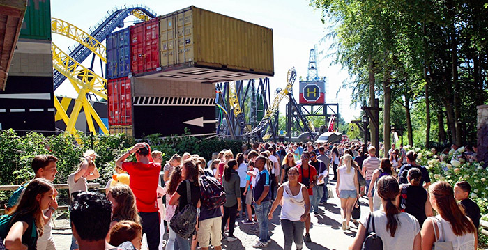 Bizarre drukte in Walibi Holland: gigantische mensenmassa's en wachtrijen van drie uur