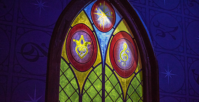 Zo zijn de glas-in-loodramen van Symbolica in de Efteling gemaakt