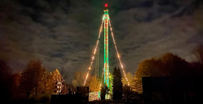 Video: Walibi Holland tovert Space Shot om tot 60 meter hoge kerstboom