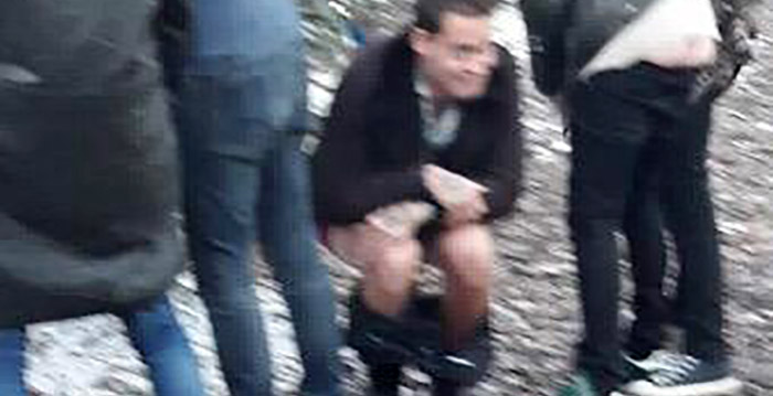 Zanger Douwe Bob 'poepend' gespot in de Efteling