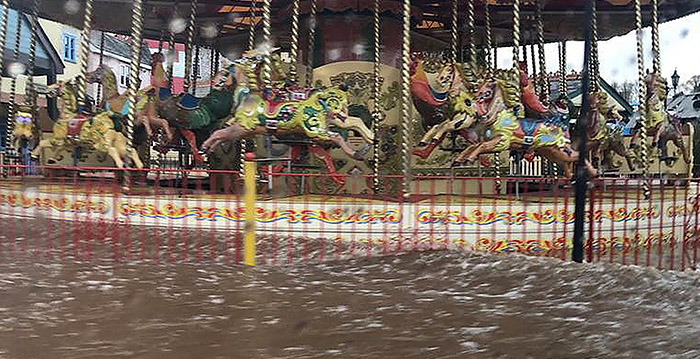 Engels pretpark geteisterd door overstromingen