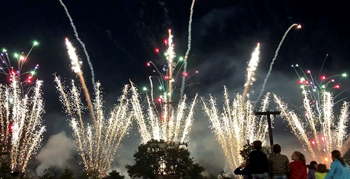 Video: vuurwerkshow in Toverland vernieuwd