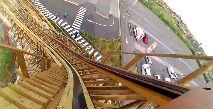 Video: de eerste testrit van de nieuwe houten achtbaan in Plopsaland
