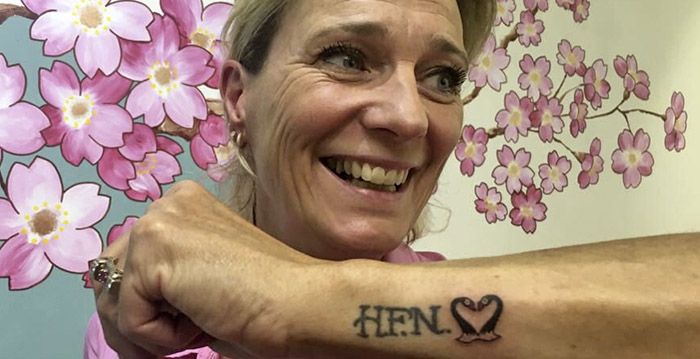 Directrice Walibi Holland neemt tatoeage van Land van Ooit