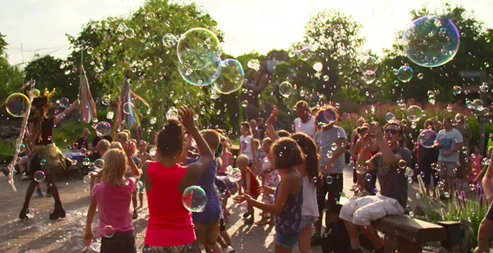 Vuurwerkshow en festivalsfeer tijdens zomeravonden in Toverland