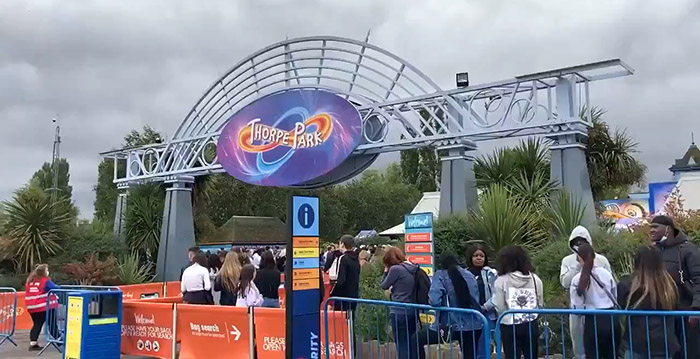 Attractiepark zet metaaldetectors in na steekpartij