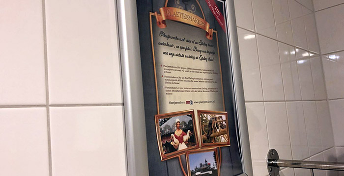 Efteling-fans hangen reclameposter op in attractiepark: 'Personeel merkt niks'
