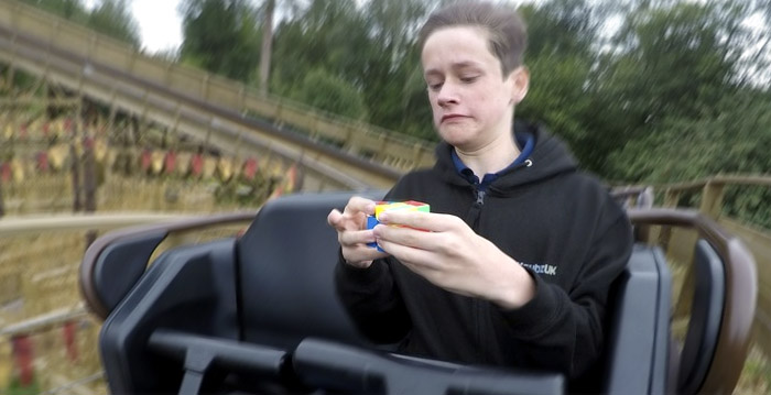 Video: jongen lost Rubiks kubus op tijdens heftig achtbaanritje