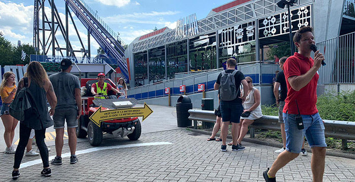 Walibi Holland zet entertainers in om bezoekers op afstandsregel te wijzen