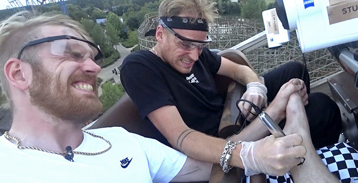 Youtubers zetten tatoeage in houten achtbaan Walibi