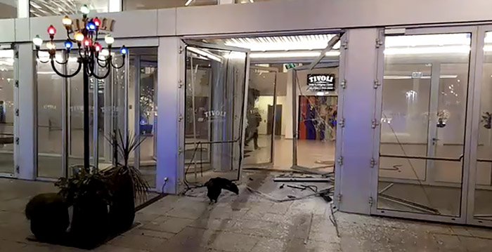 Dronken bestuurder rijdt door glazen pui van pretparkhotel