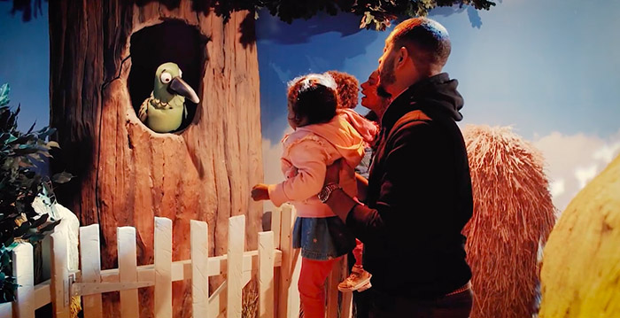 Video: Engels pretpark laat bezoekers door populair kinderboek wandelen
