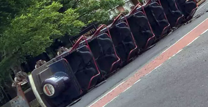 Trein van achtbaan belandt op straat