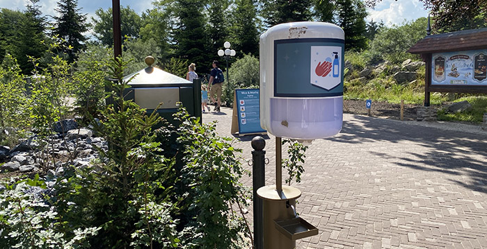 Nieuwe pompjes met ontsmettingsmiddel in de Efteling