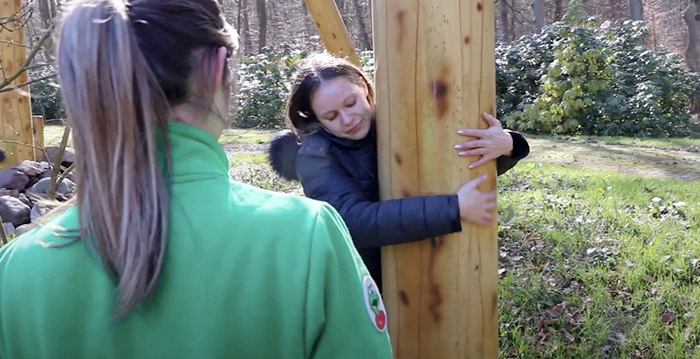 Duinrell laat angsthaas knuffelen met achtbaan in komische video