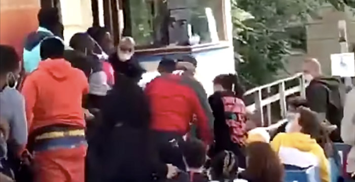 Drie bezoekers Parc Astérix veroordeeld voor massale vechtpartij